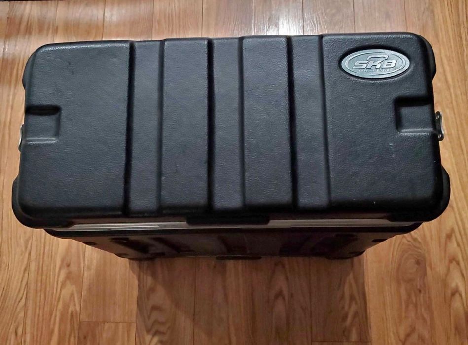 SKB 4 space rackmount case