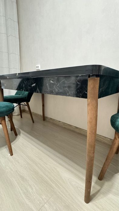 Продается кухонный стол