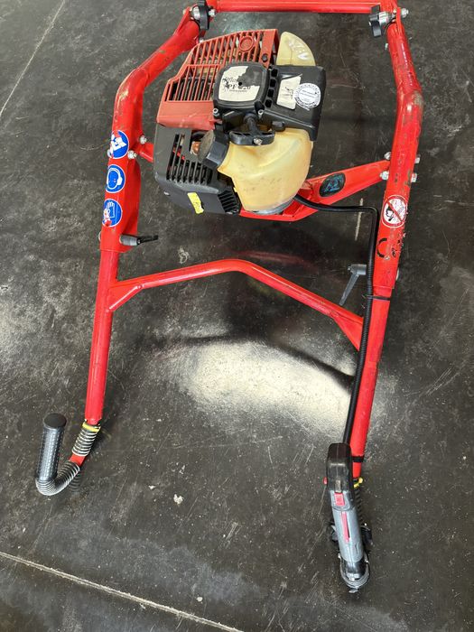 Motoburghiu masina dat gauri in pamant Stihl Husqvanra