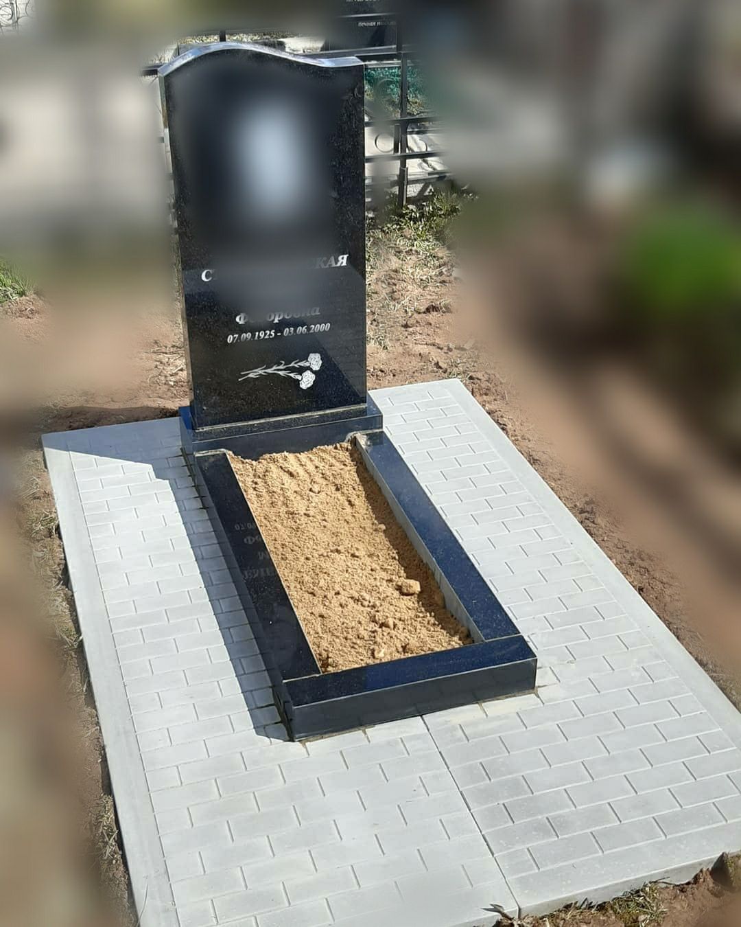 Изготовления и установки надгробных памятников. Установка надгробного сооружения песочница.