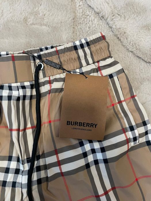 Pantaloni scurti burberry marimea M noi