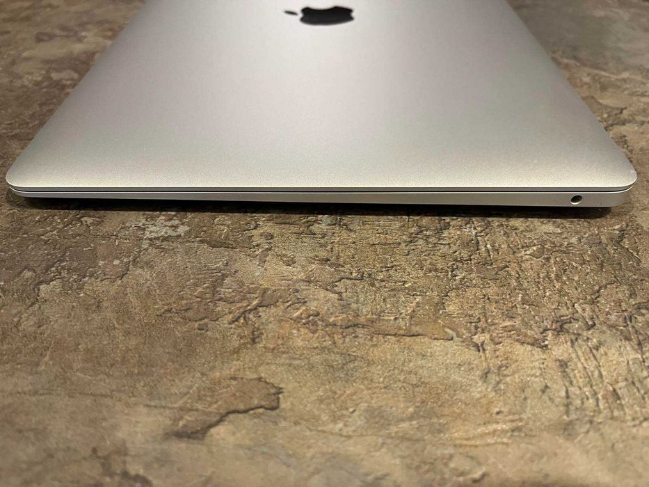 лаптоп Macbook Air 13-inch, 2020 година