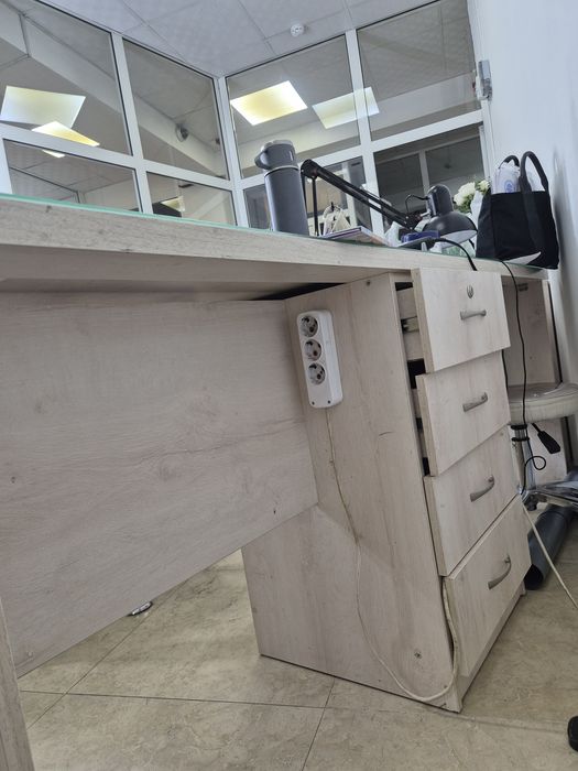 Продам стол маникюрный