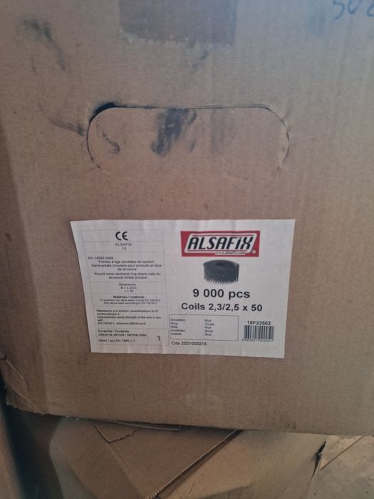 Pistol cu impact pentru cuie profesional si cuie pentru el