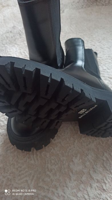 Продаю женские ботинки