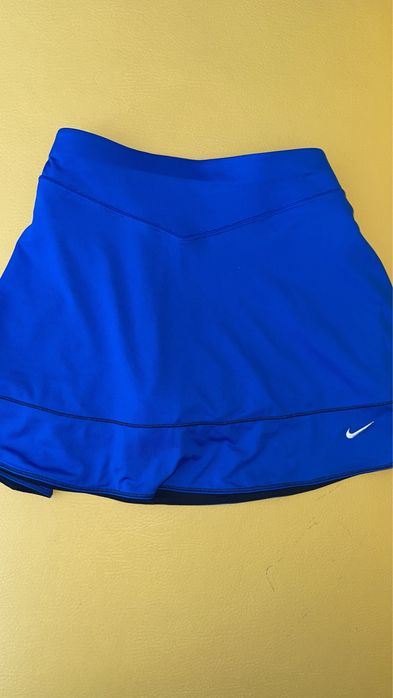 Нова спортна пола на Nike с бродирано лого