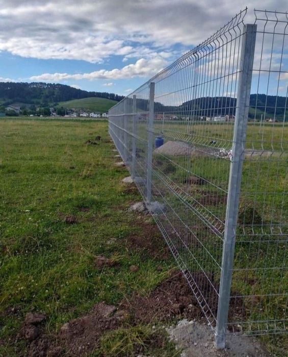 Garduri din plasa bordurată