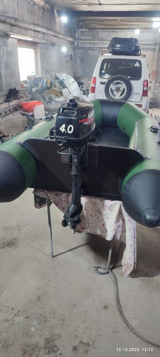 Моторная лодка с двигателем