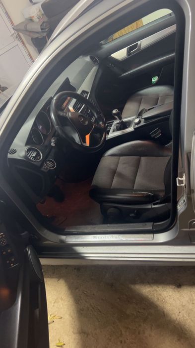 Vând Mercedes c200