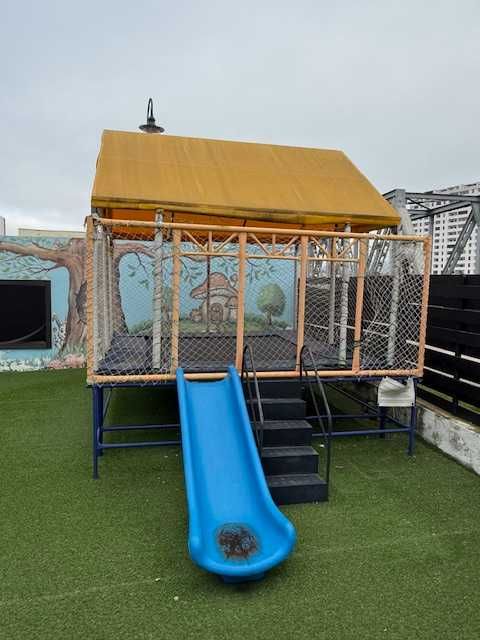 Trambulină profesională 3x3 m – stare excelentă / foarte rezistentă