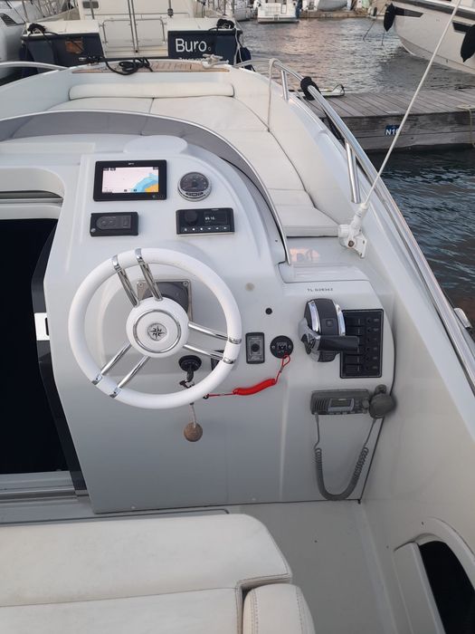 Продавам лодка Clear Libra Open 750