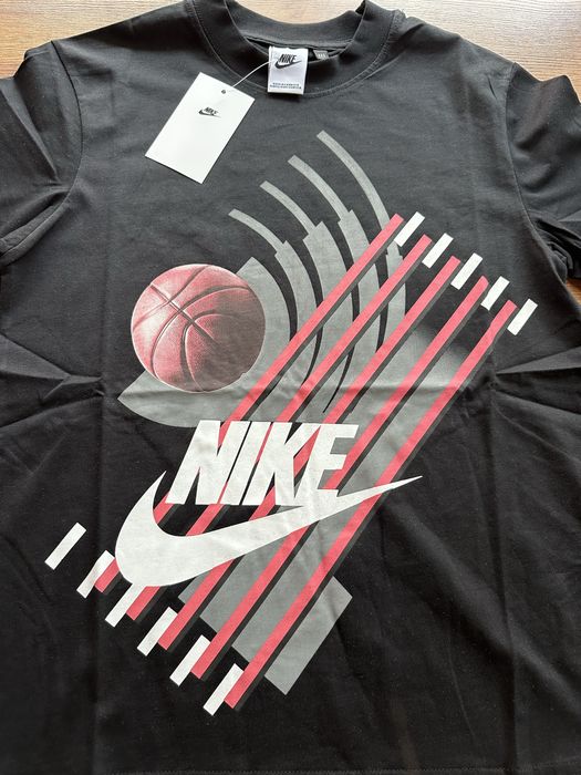 Мъжка,памучна черна тениска Nike с баскетболна топка