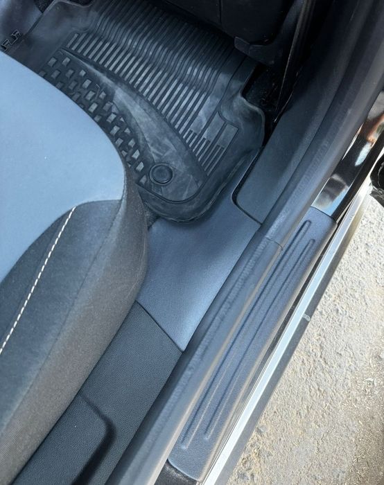 Set ornamente protecție praguri + mocheta interior Dacia Duster 1