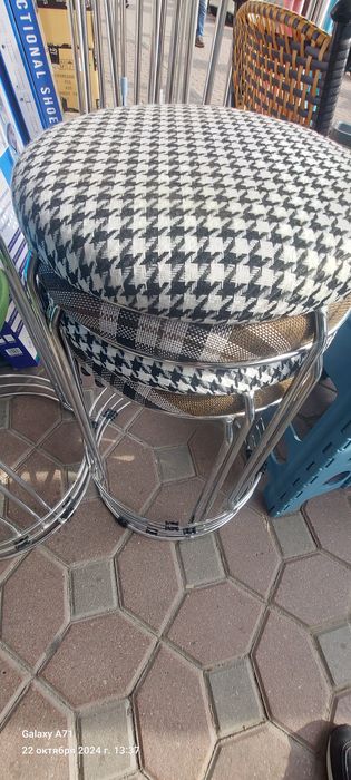 Табурет, табуретки, стулья, столы.