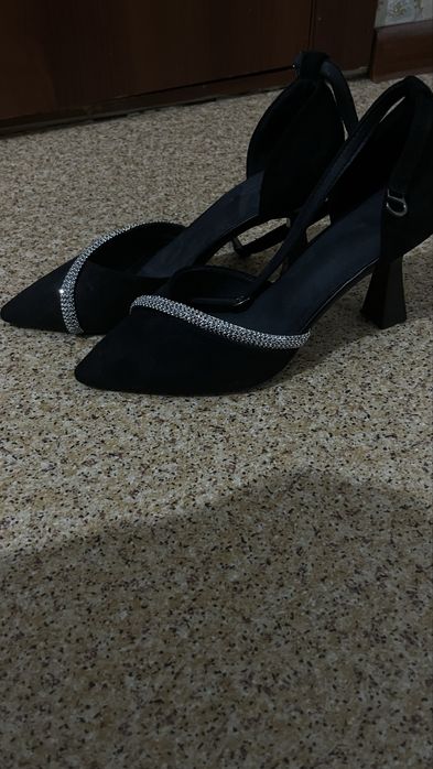 Черные туфли на каблуке