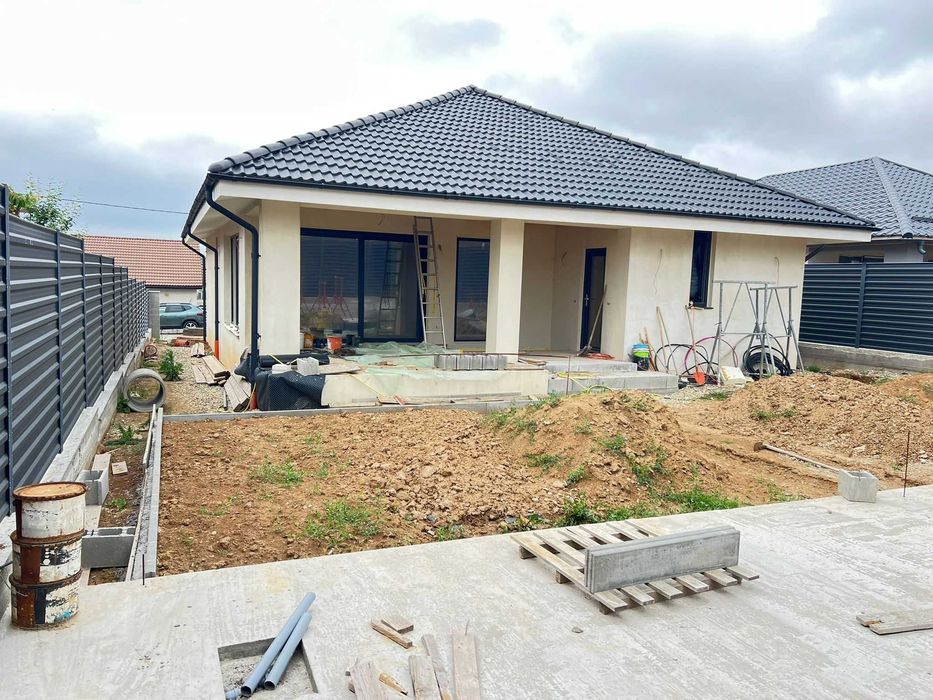 Casă individuală cu 3 dormitoare, 2 bai, living si bucatarie in Cihei, Sanmartin