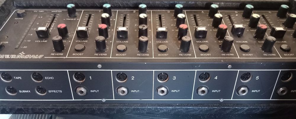 Продавам     Пулт-умесител