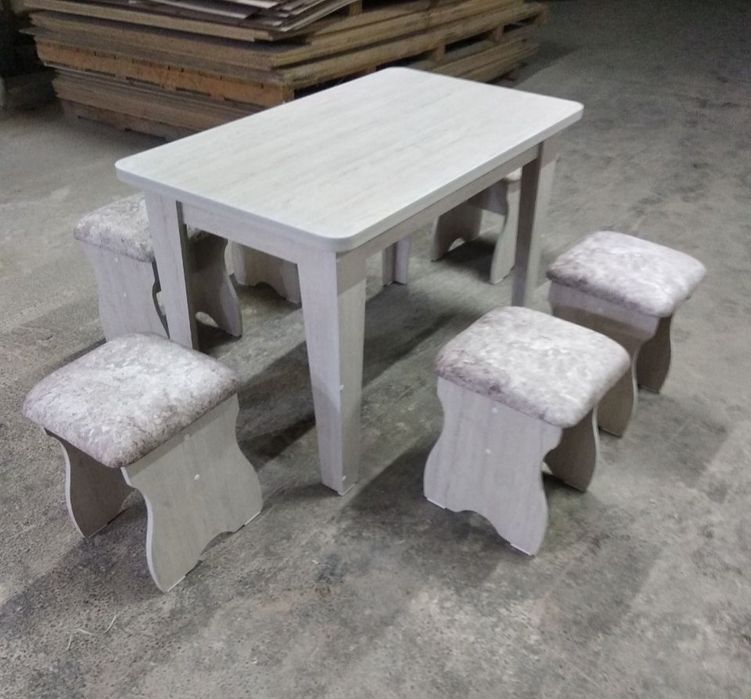 Стол и табуретки хорошего качества