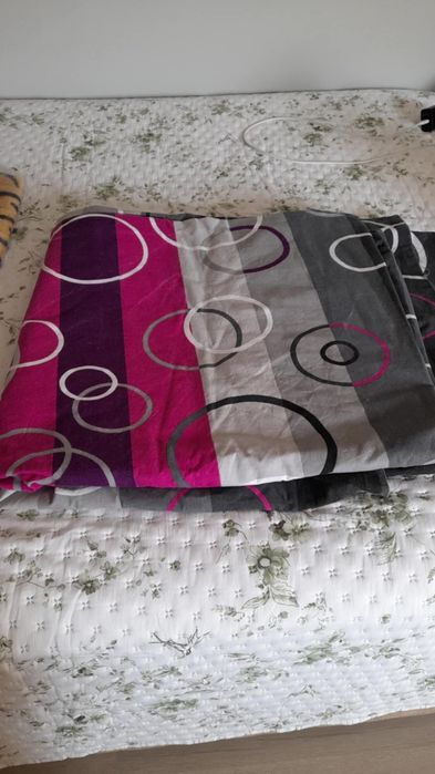 Чаршафи.Покривки за легло.Бели  копринени плътни завеси.