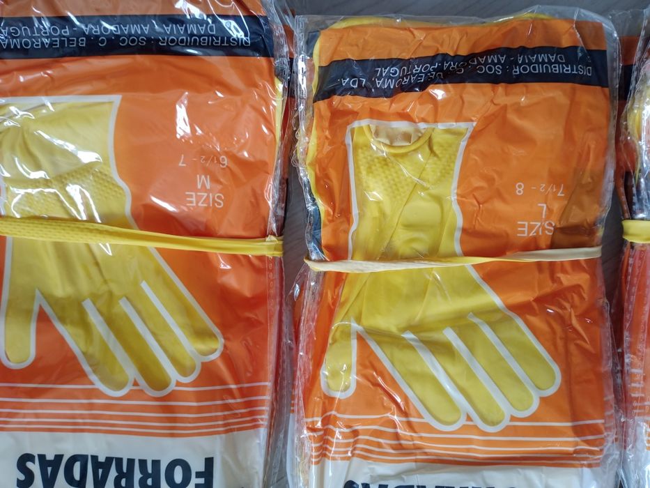 Продам резиновые перчатки, размеры  L, M.