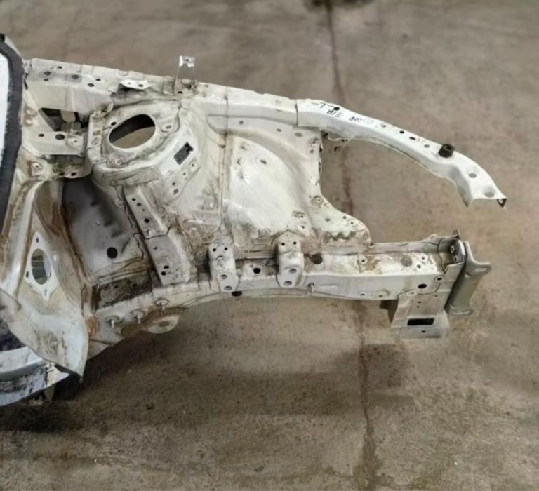 Передний левый лонжерон Corolla 180