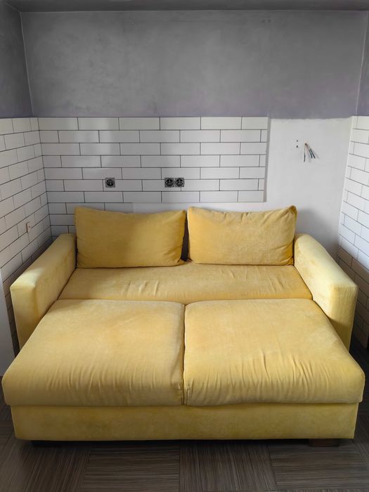 Яркий интерьерный диван