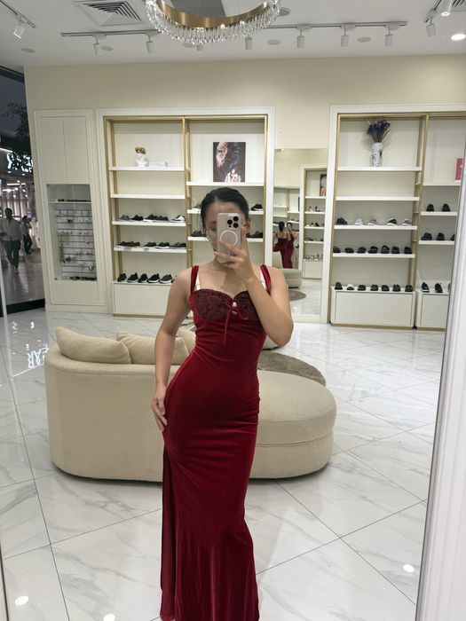 Бархатное силуетное платье