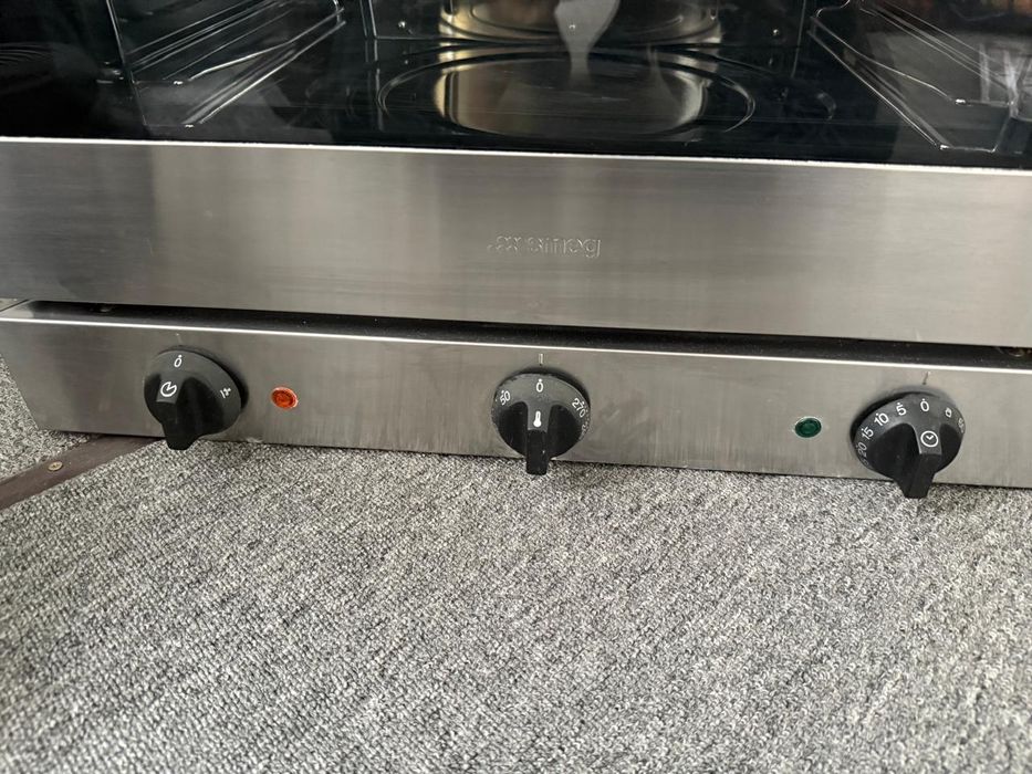 Духовой шкаф Smeg серебристый