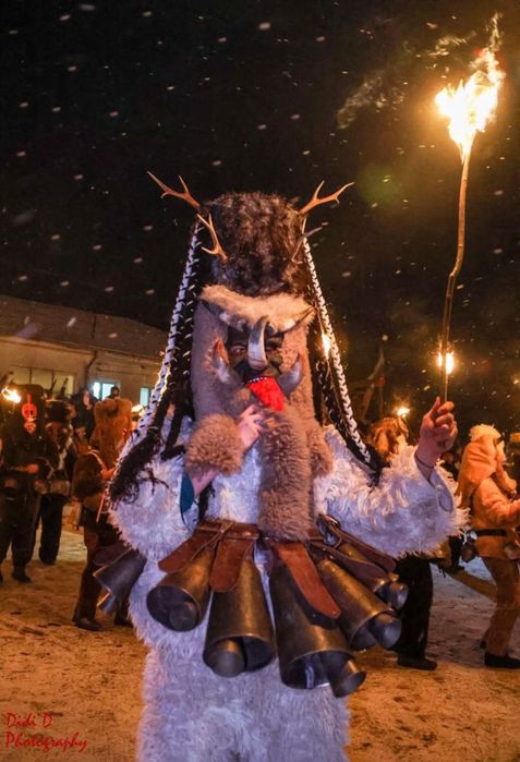 Кукерска маска (сурат)