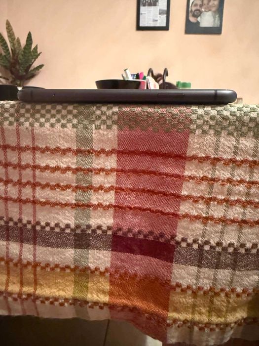 Iphone 11  + Калъфи за него