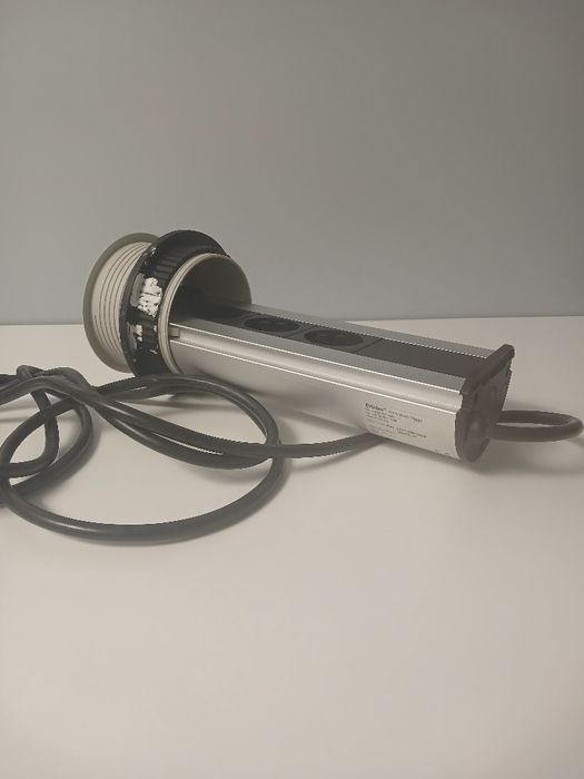 Priză încorporata în blatul de bucătărie 
componente din plastic dehal