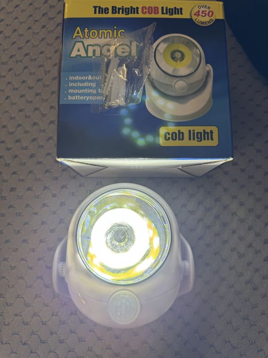 Lampă led cu senzor pe baterii