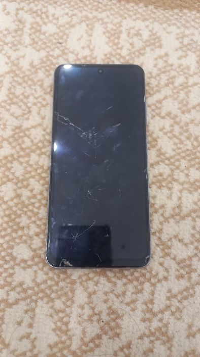 Продам Телефон Редми Нот 10  на запчаст не включается.