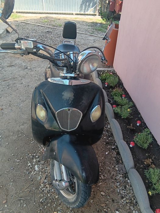 Vând scuter pe benzina