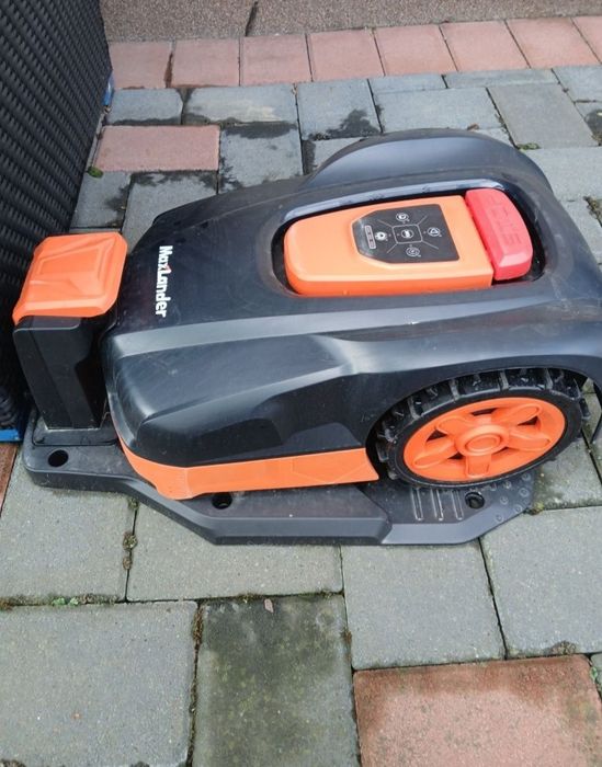 Robot tuns gazon