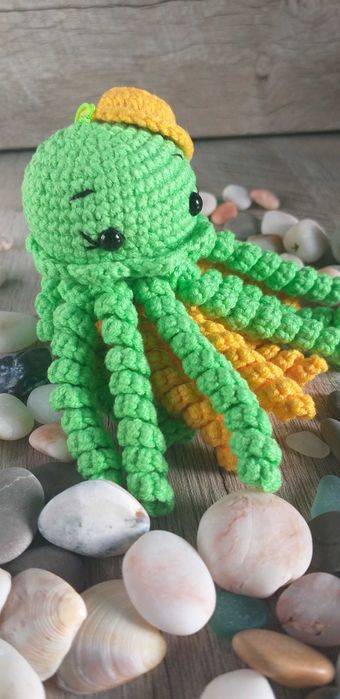 Вязаная игрушка-брелок Медузка