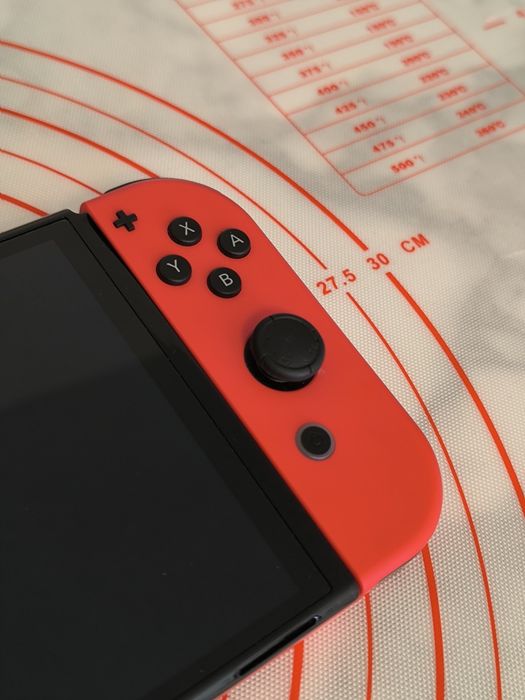 Nintendo Switch OLED – Roșu – Revizuit și gata de utilizare!