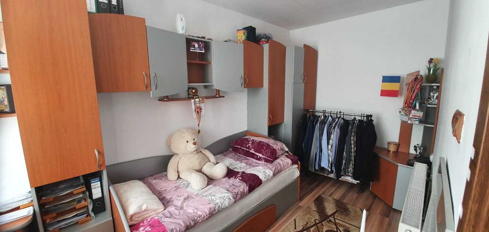 Apartament la curte spre închiriere
