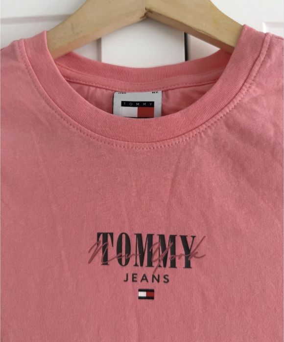 Розова тениска на Tommy Hilfiger.