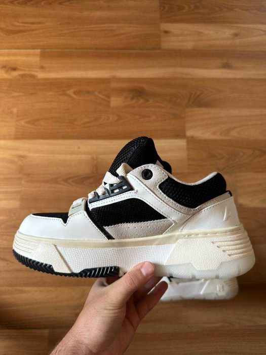 Sneakers Amiri cu eticheta (nu Nike, Gucci, Adidas, Balenciaga)