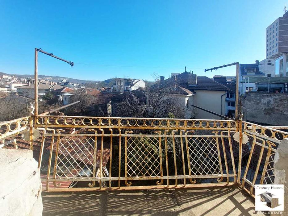 105587 Етаж от къща с три помещения в центъра на Велико Търново