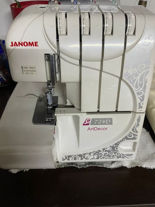 Продам оверлок Janome