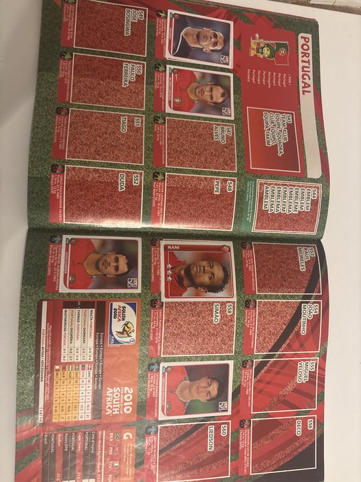 Частично попълнен албум Панини Световно 2010