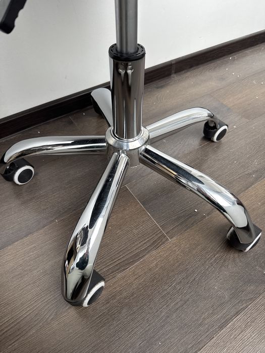 Scaun de birou rotativ