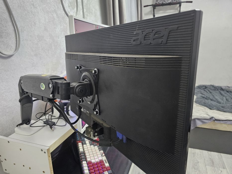 Монитор Acer 22дюйма вместе с кронштейном