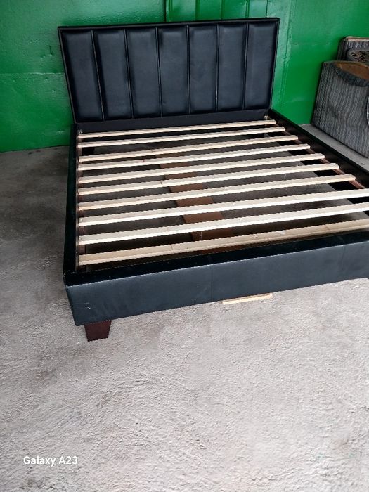 Продам  стол и диван