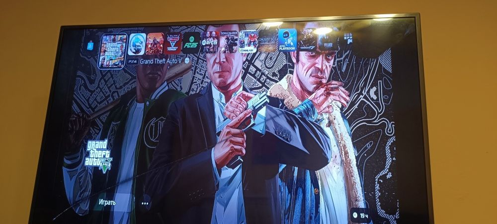 Продам Sony PlayStation 5 в комплекте с дисками 2 геймпада