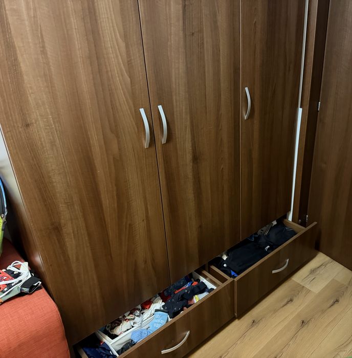 Vand dulap 3 usi doua sertare impecabil