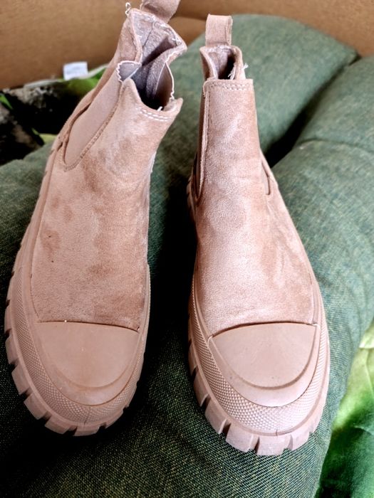 Дамски велур бежави боти