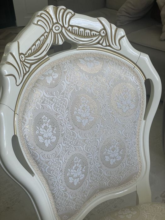 Продам стол и 8 стульев